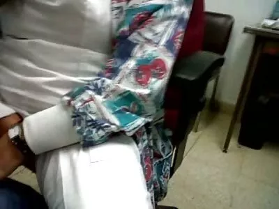 కొంటె టీన్ గాడిదలో చిక్కుకున్నాడు