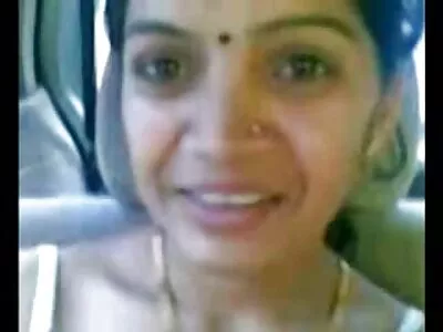 రెండు వంపుతిరిగే MILF లు ఒకరినొకరు కామంతో నొక్కడం